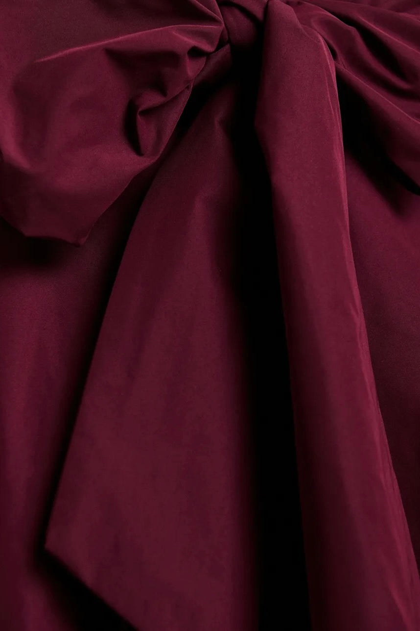 Mini-robe trapèze oversized à enclosure lavallière en taffeta bordeaux Essentiel Antwerp -- Bonny Lyon 