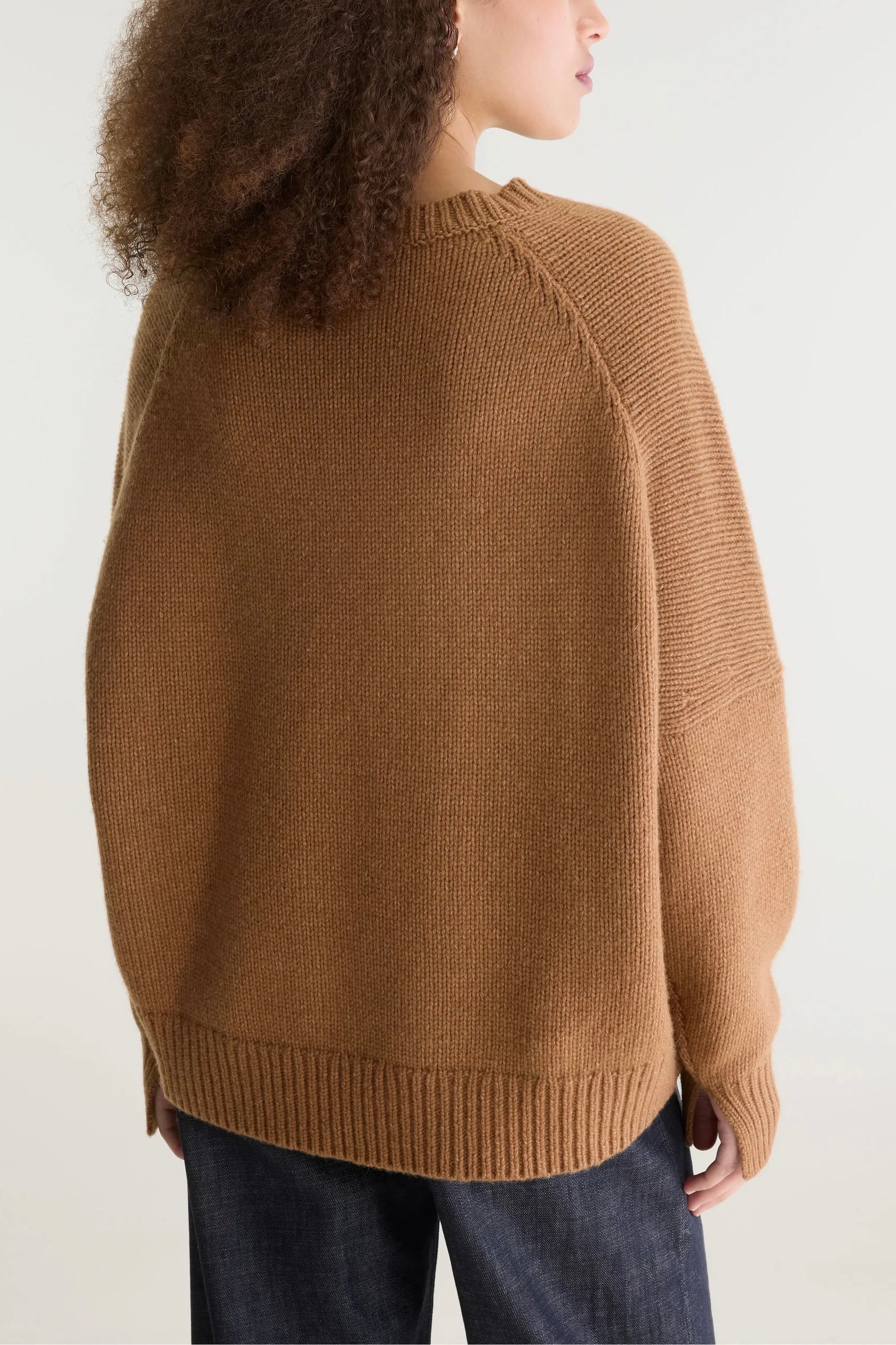 Pull en grosse maille camel col en V Bellerose Amevy -- Bonny Lyon 