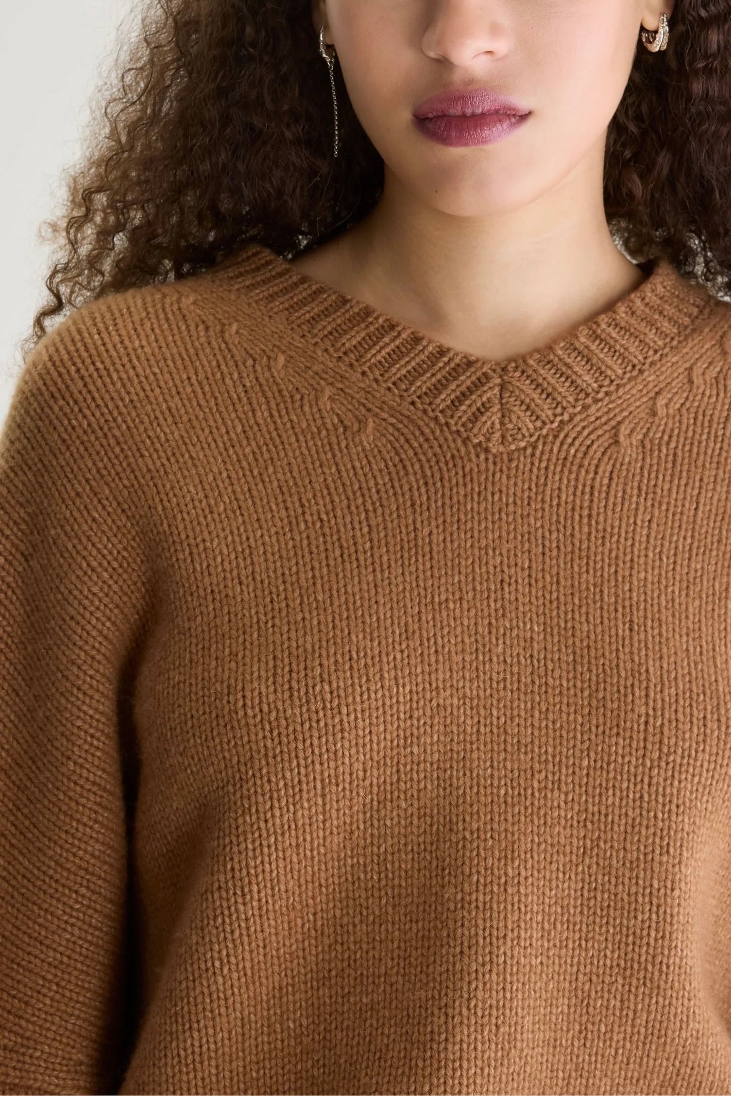 Pull en grosse maille camel col en V Bellerose Amevy -- Bonny Lyon 