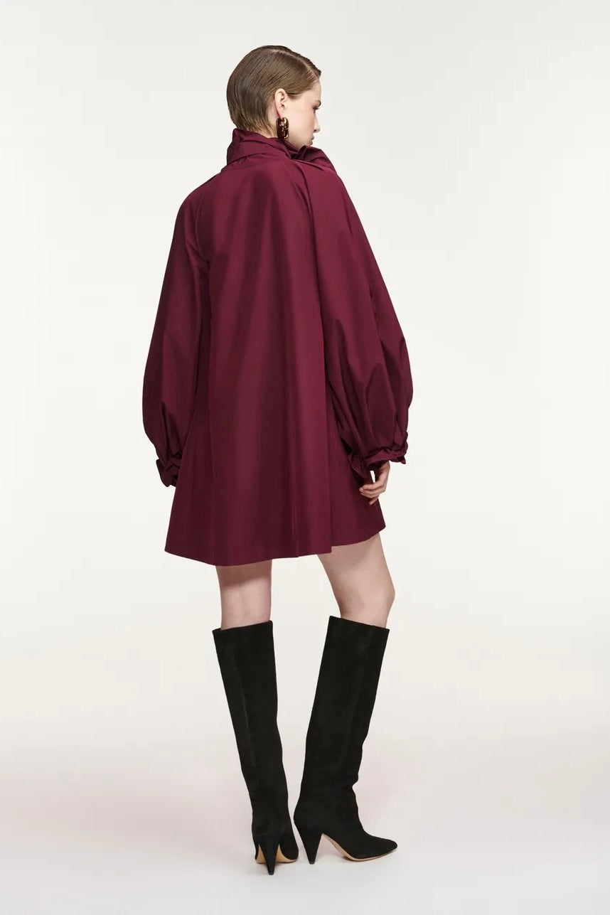 Mini-robe trapèze oversized à enclosure lavallière en taffeta bordeaux Essentiel Antwerp -- Bonny Lyon 