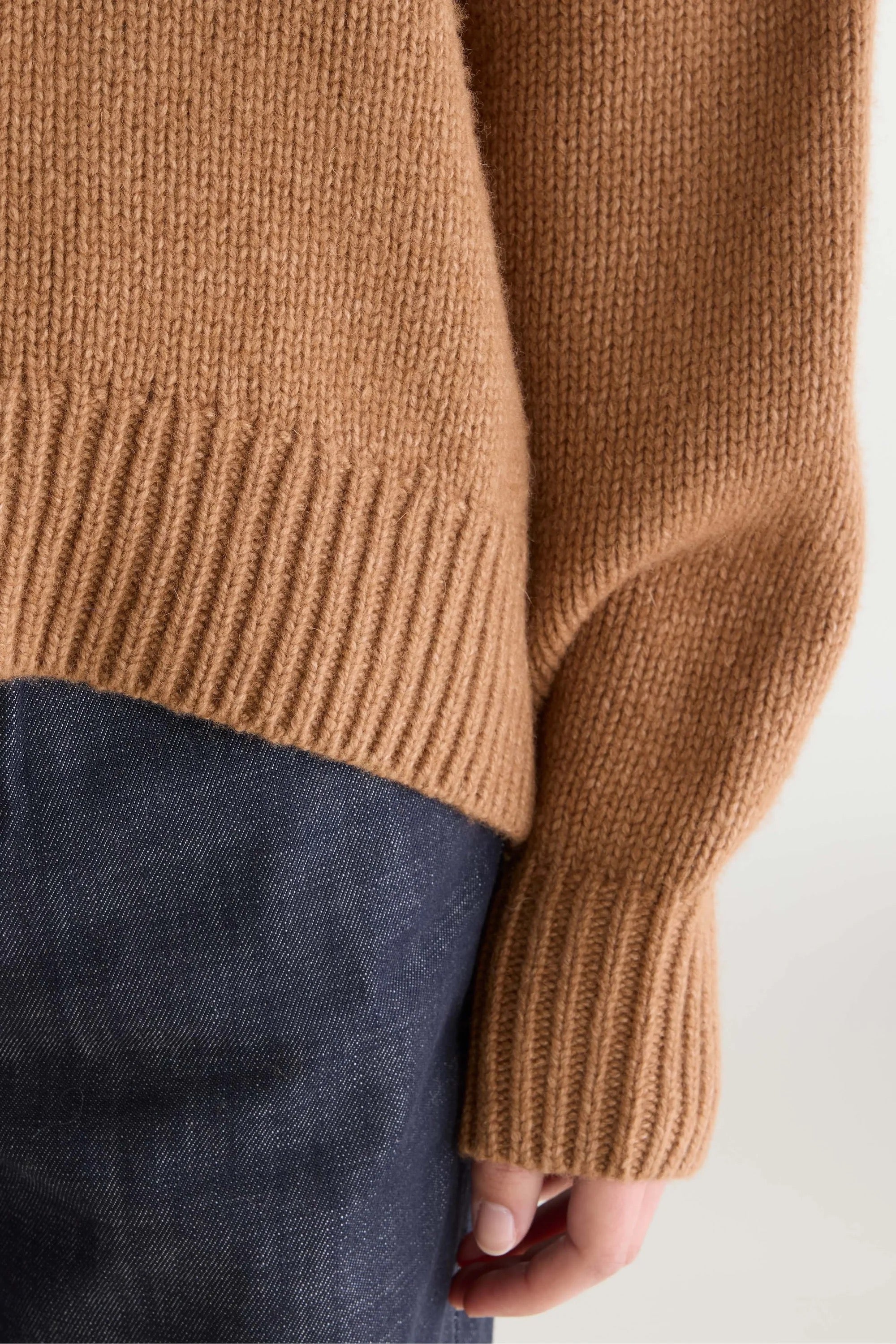 Pull en grosse maille camel col en V Bellerose Amevy -- Bonny Lyon 