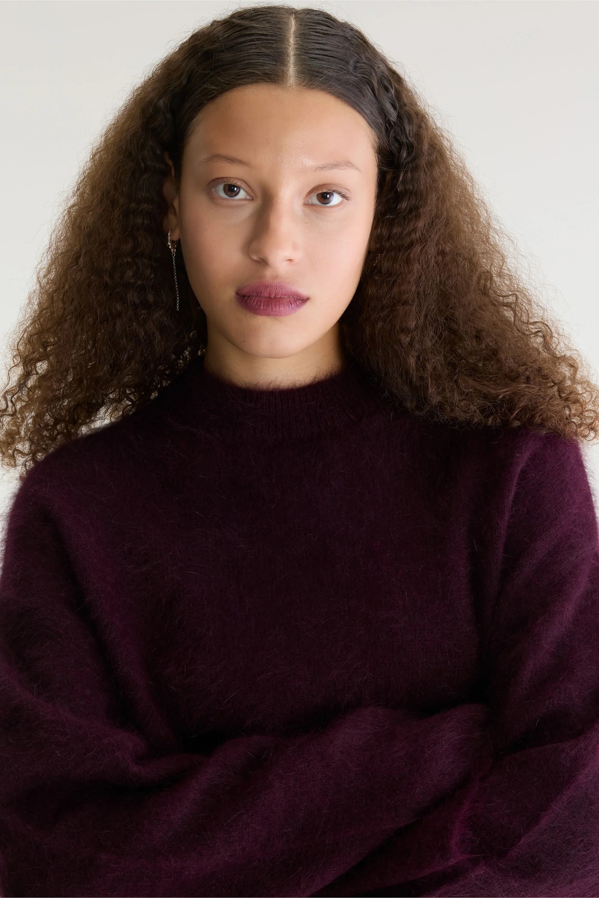 Pull en maille angora duveteuse coupe droite blousante col montant et manches longues évasées Bellerose Dateko Bordeaux Cordovan -- Bonny Lyon 