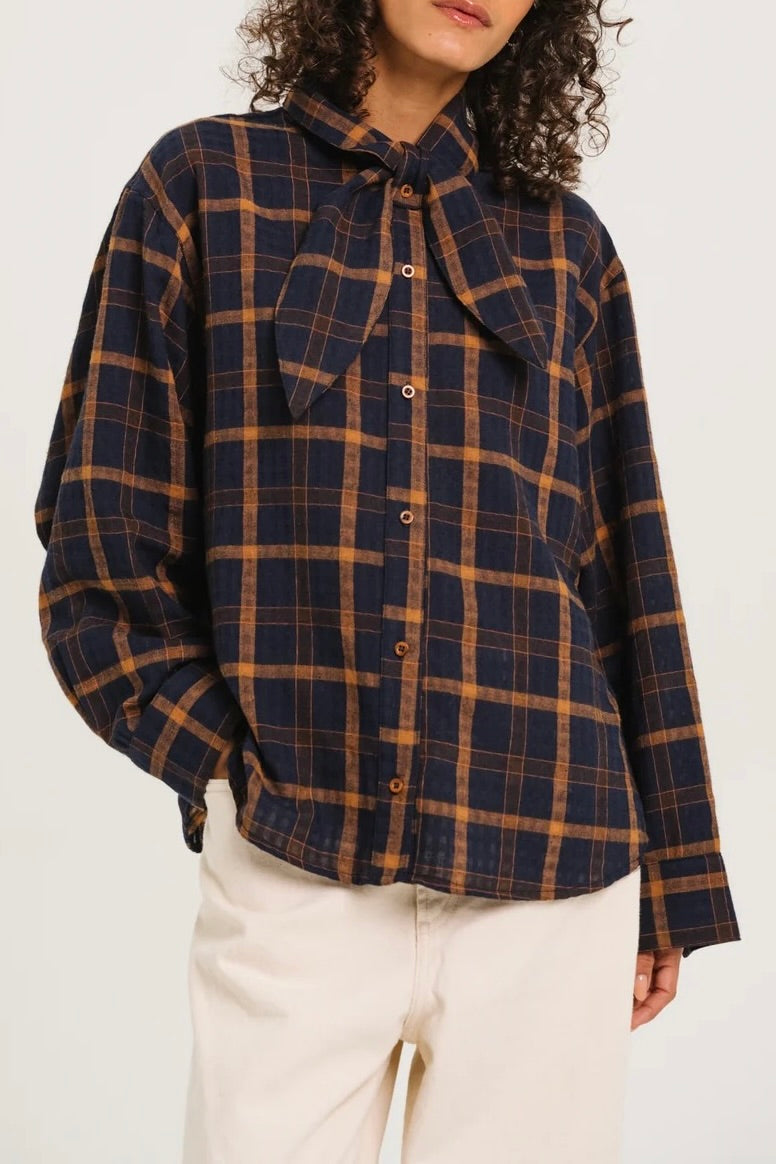Chemise oversized à grands carreaux marine et camel foulard nouer à l'encolure Sacré Coeur Drake -- Bonny Lyon 