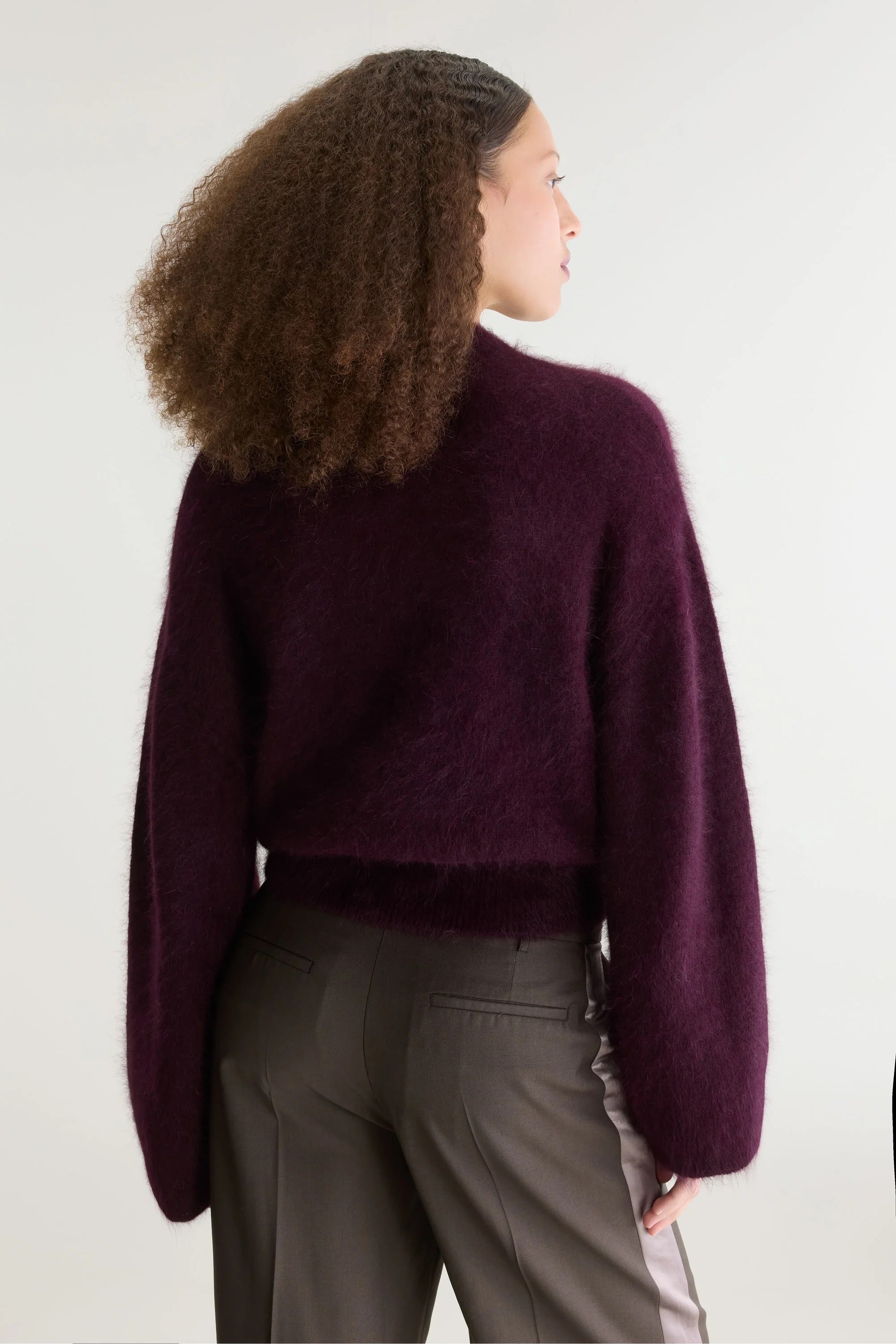 Pull en maille angora duveteuse coupe droite blousante col montant et manches longues évasées Bellerose Dateko Bordeaux Cordovan -- Bonny Lyon 