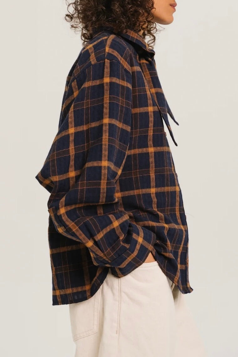 Chemise oversized à grands carreaux marine et camel foulard nouer à l'encolure Sacré Coeur Drake -- Bonny Lyon 