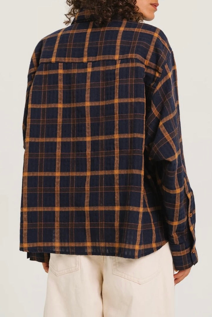 Chemise oversized à grands carreaux marine et camel foulard nouer à l'encolure Sacré Coeur Drake -- Bonny Lyon 