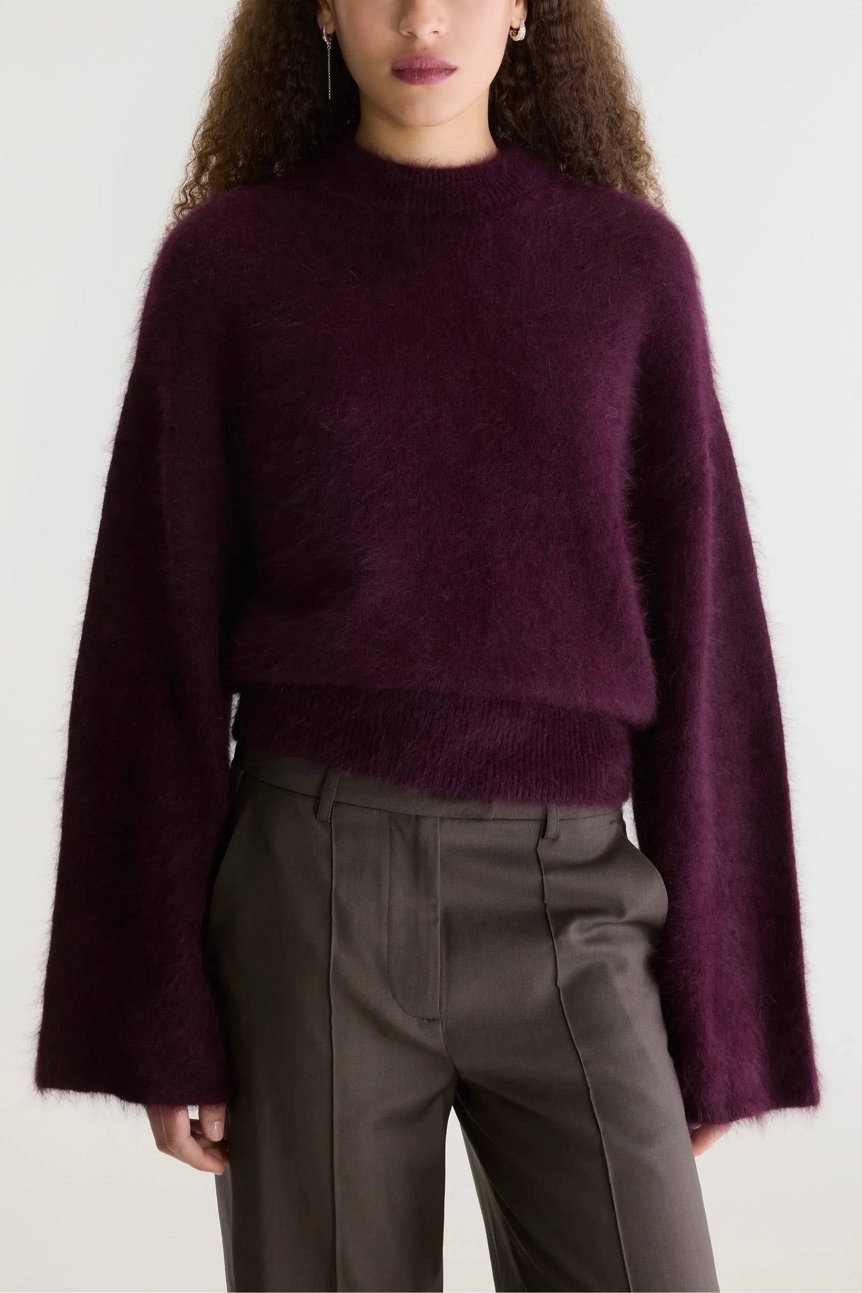 Pull ne maille angora duveteuse coupe droite blousante col montant et manches longues évasées Bellerose Dateko Bordeaux Cordovan -- Bonny Lyon 