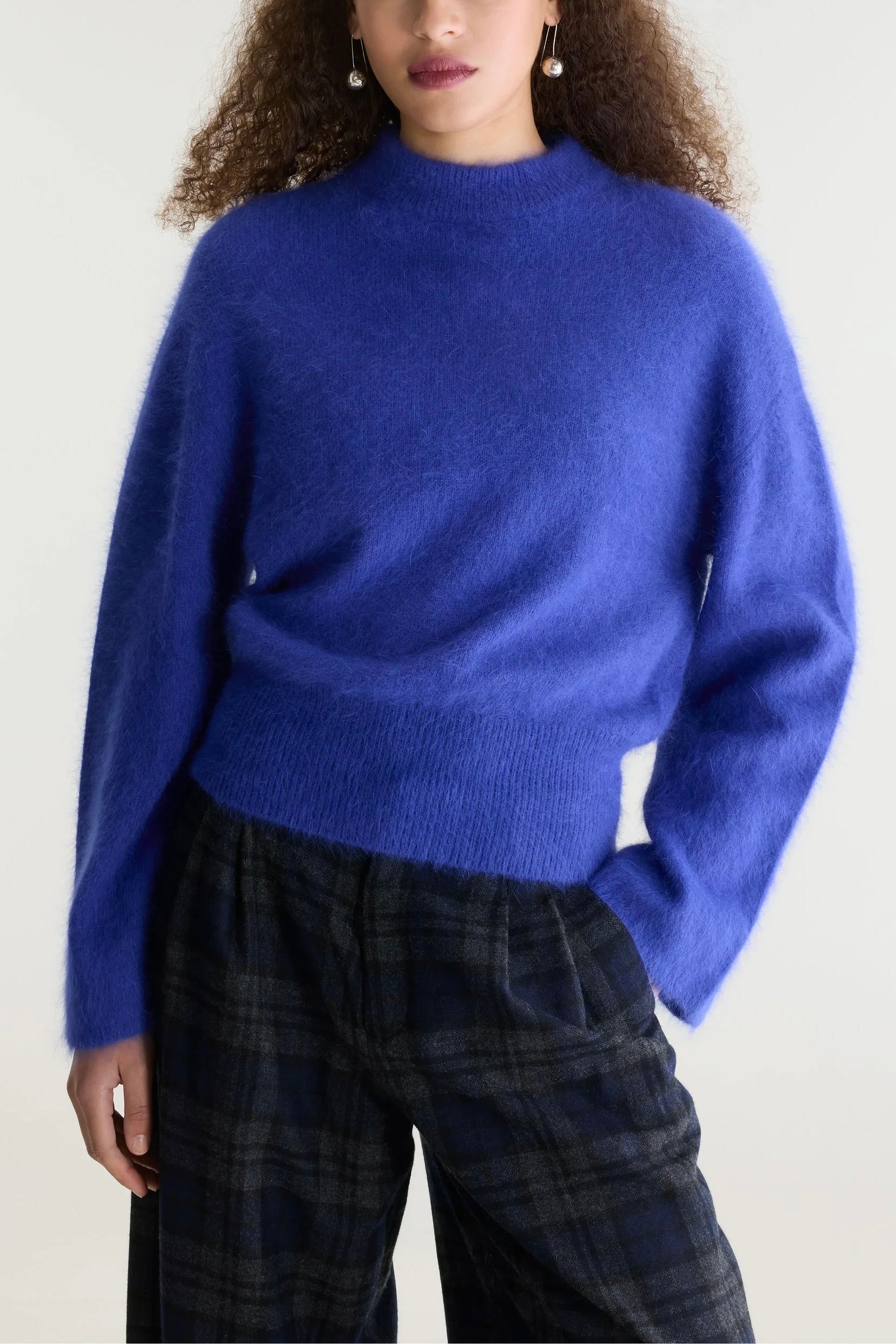 Pull en maille angora duveteuse coupe droite blousante col montant et manches longues évasées Bellerose Dateko Bleu Blueworker -- Bonny Lyon 