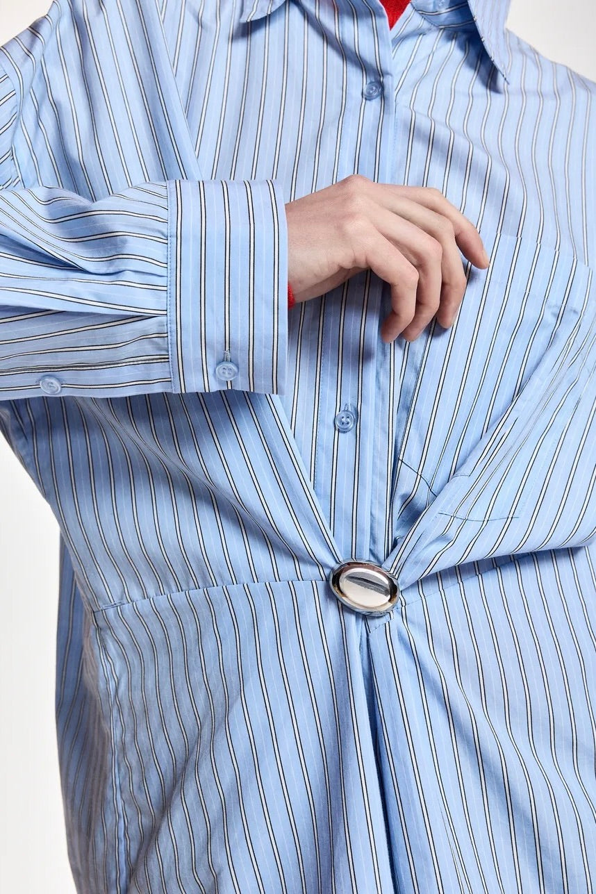 Chemise oversized drappée sur le devant avec broche amovible Kreative essentiel antwerp -- Bonny Lyon 
