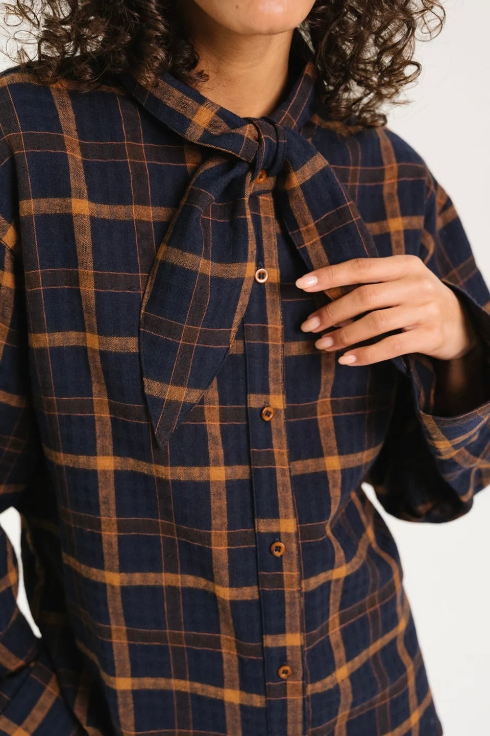 Chemise oversized à grands carreaux marine et camel foulard nouer à l'encolure Sacré Coeur Drake -- Bonny Lyon 