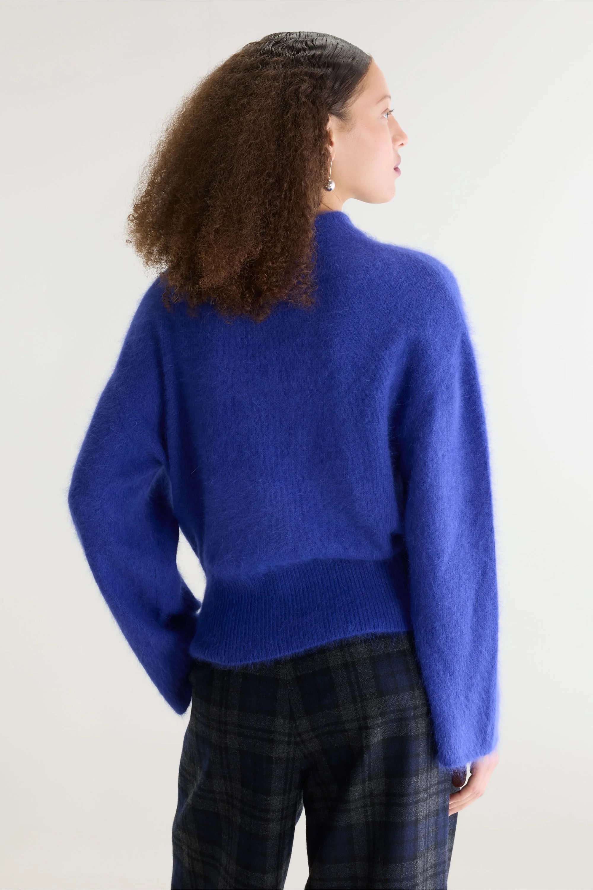 Pull en maille angora duveteuse coupe droite blousante col montant et manches longues évasées Bellerose Dateko Bleu Blueworker -- Bonny Lyon 