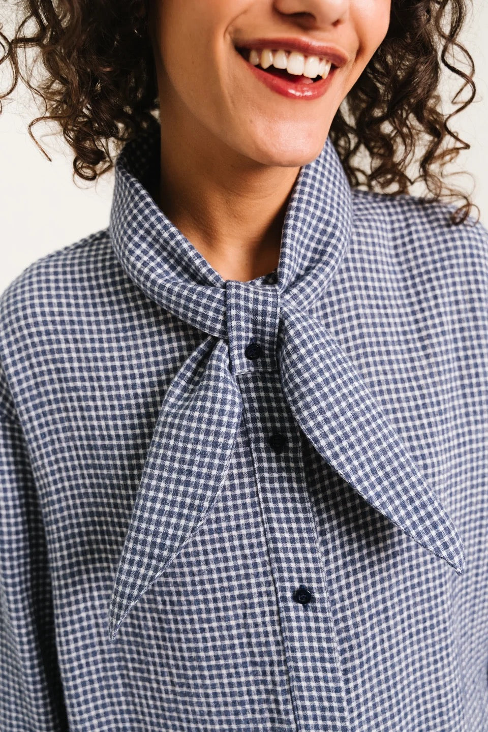 Chemise oversized à carreaux vichy marine et crème foulard nouer à l'encolure Sacré Coeur Drake -- Bonny Lyon 