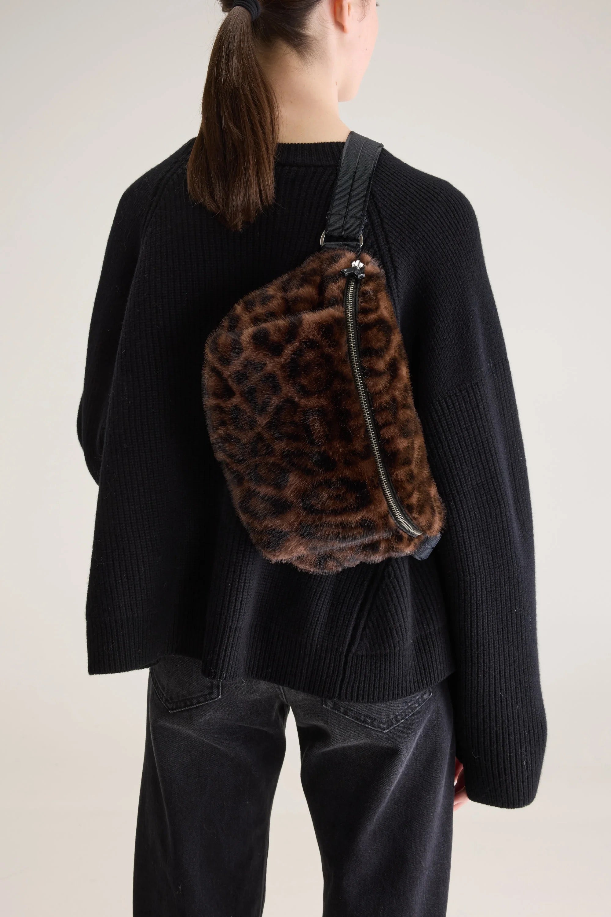 Sac banane manchon en fausse fourrure leopard marron foncé et noir, anse ajustable Bellerose Joswell -- Bonny Lyon 