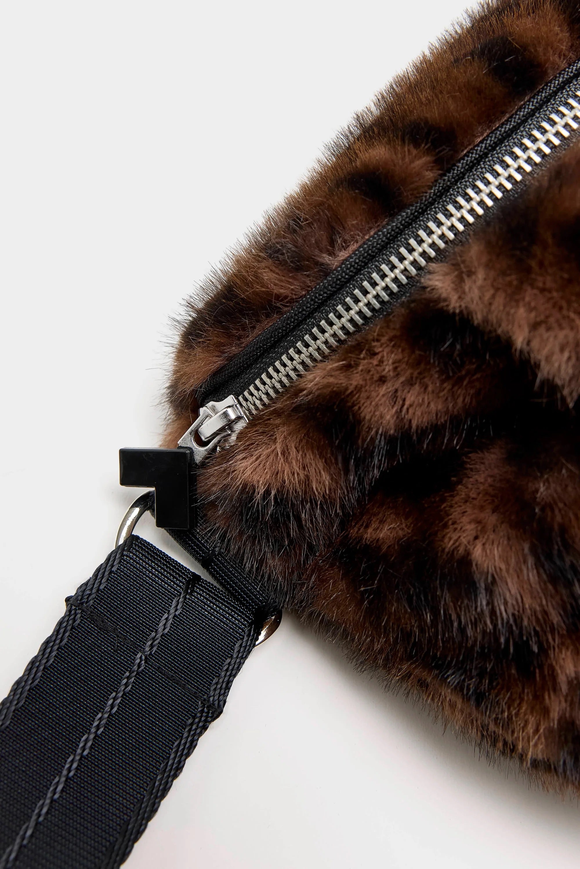Sac banane manchon en fausse fourrure leopard marron foncé et noir, anse ajustable Bellerose Joswell -- Bonny Lyon 