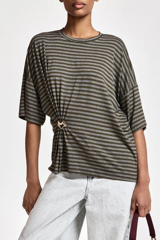 T-shirt à rayures coupe oversized avec détails de broche dorée Kriss Essentiel Antwerp -- Bonny Lyon 