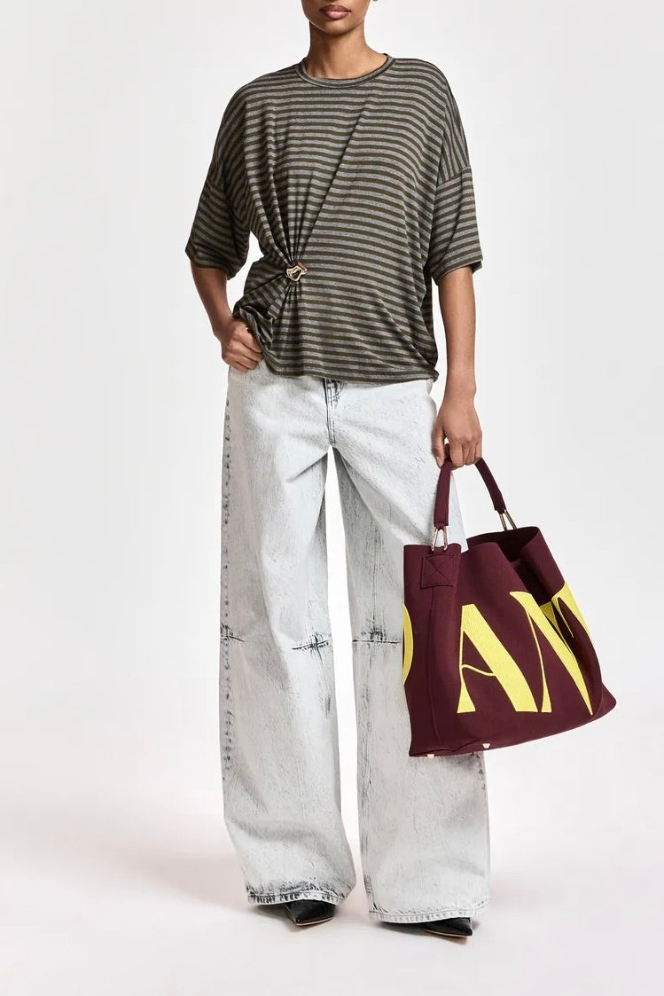 T-shirt à rayures coupe oversized avec détails de broche dorée Kriss Essentiel Antwerp -- Bonny Lyon 