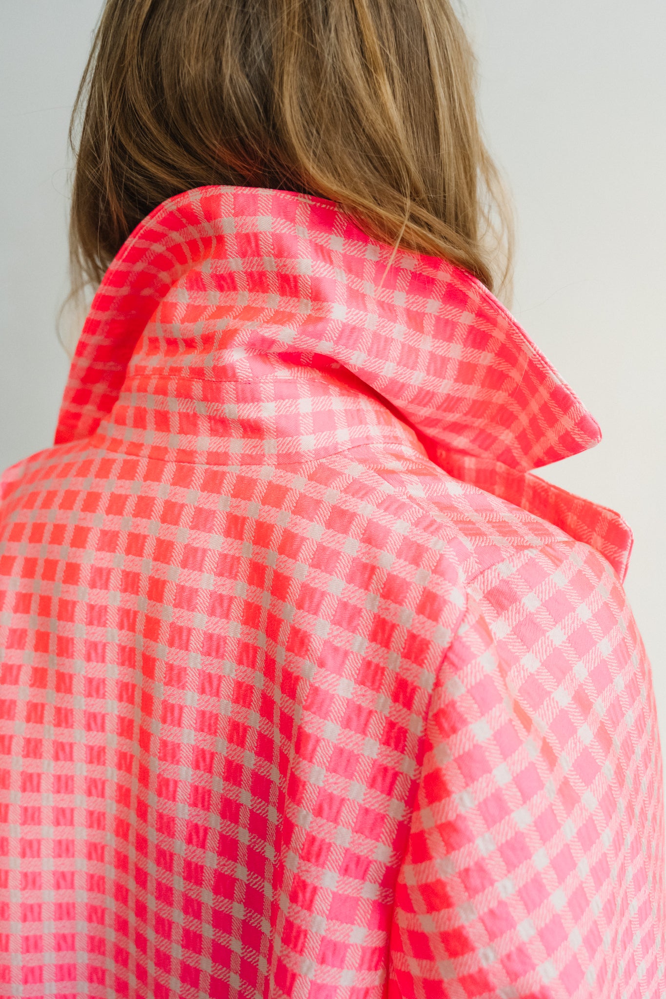 Manteau trench à carreaux rose corail fluo Hardly Essentiel Antwerp Lyon Bonny