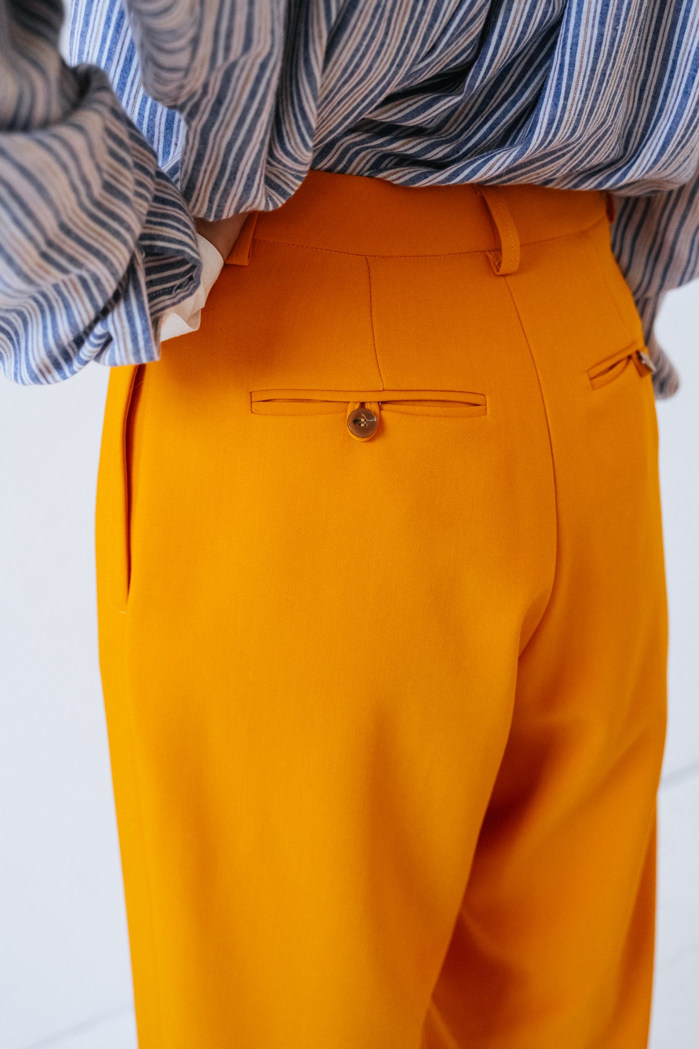 pantalon coupe droite ample taille haute plis à la taille Urban Daily Mango orange Alysi Bonny Lyon 